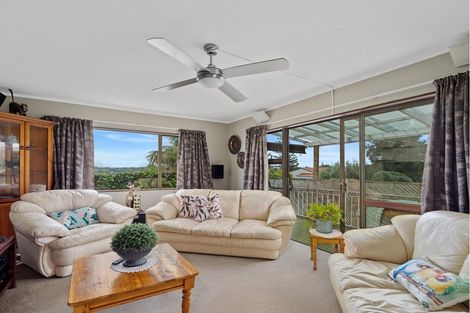 Photo of property in 1/2c Sunnynook Road, Sunnynook, Auckland, 0620