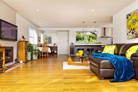 Photo of property in 24 Sunset Road, Unsworth Heights, Auckland, 0632