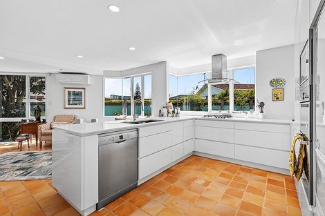 Photo of property in 2/7 Otakau Road, Milford, Auckland, 0620