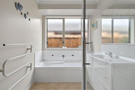 Photo of property in 4 Atlantic Close, Papamoa Beach, Papamoa, 3118