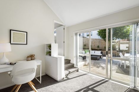 Photo of property in 14 Mcfetridge Place, Hillcrest, Auckland, 0627