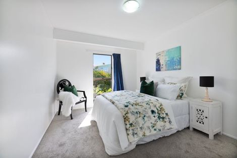 Photo of property in 2/27 Knightsbridge Drive, Forrest Hill, Auckland, 0620