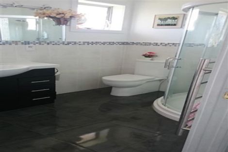 Photo of property in 2/86 Weatherly Road, Torbay, Auckland, 0630