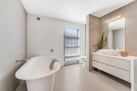 Photo of property in 8 The Parade, Bucklands Beach, Auckland, 2012