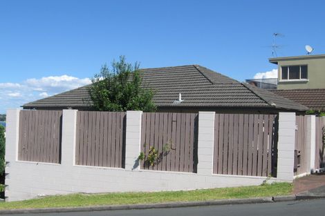 Photo of property in 2/27 Churchill Road, Murrays Bay, Auckland, 0630