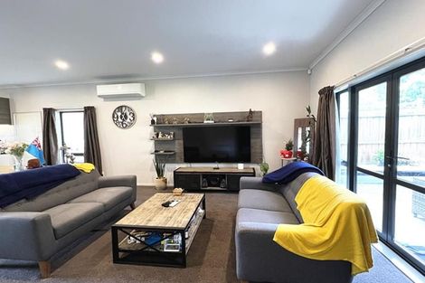 Photo of property in 32 Tutuwhatu Crescent, Weymouth, Auckland, 2103