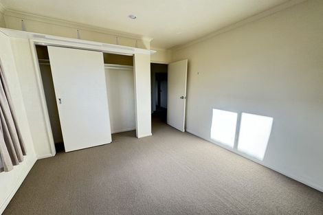 Photo of property in 4 Highgrove Lane, Totara Vale, Auckland, 0632
