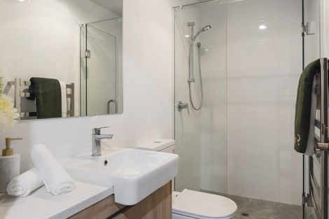 Photo of property in 2c Fowler Street, Northcote, Auckland, 0627