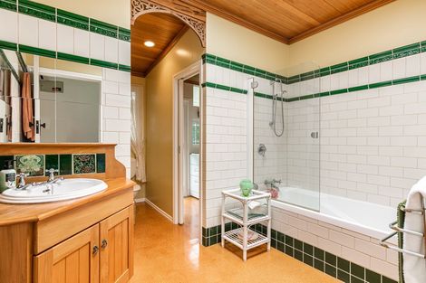 Photo of property in 26 Kiwi Esplanade, Mangere Bridge, Auckland, 2022