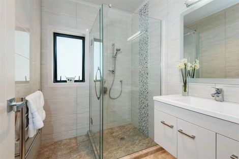 Photo of property in 11 Lake Pupuke Drive, Takapuna, Auckland, 0622