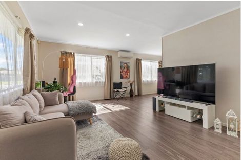 Photo of property in 303 Roscommon Road, Clendon Park, Auckland, 2103