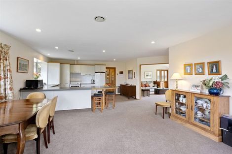 Photo of property in 33 Farnswood Place, Redwood, Christchurch, 8051