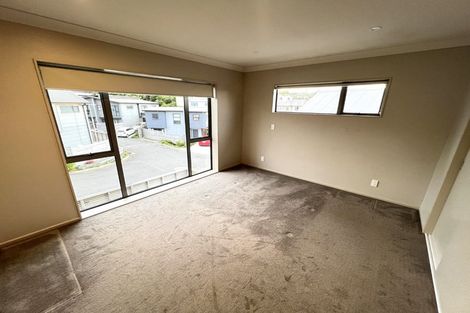 Photo of property in 6 Brindle Way, Newlands, Wellington, 6037