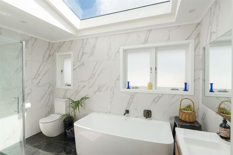 Photo of property in 19 Yeovil Road, Te Atatu Peninsula, Auckland, 0610