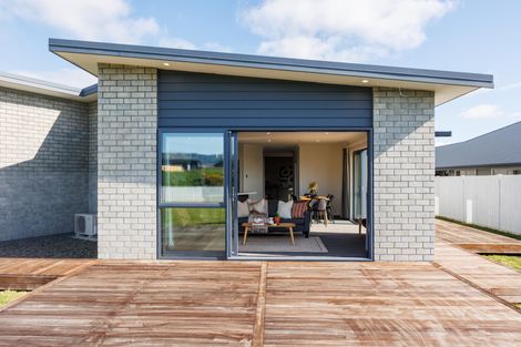 Photo of property in 48 Sardinia Grove, Fitzherbert, Palmerston North, 4410