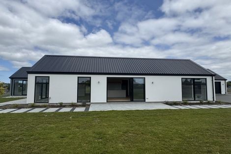 Photo of property in 14 Village Green Drive, Huntingdon, 7774