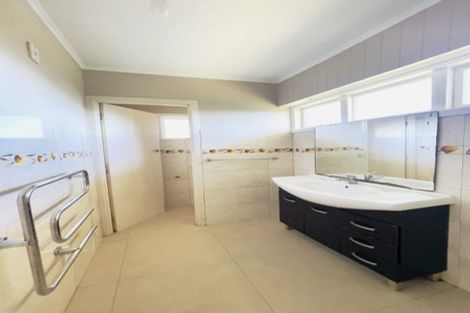 Photo of property in 25 Ellesmere Crescent, Pakuranga Heights, Auckland, 2010