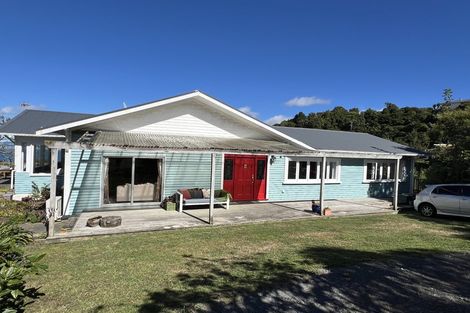 Photo of property in 18 Singers Road, Korokoro, Lower Hutt, 5012