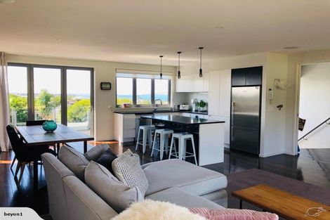 Photo of property in 560 Beach Road, Rothesay Bay, Auckland, 0630