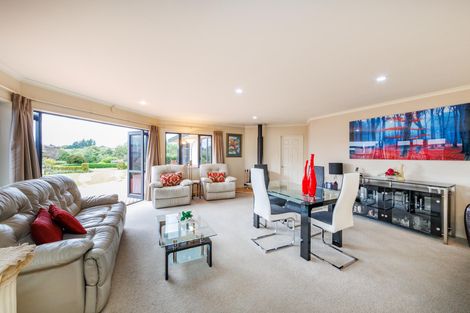 Photo of property in 16 Sycamore Crescent, Fitzherbert, Palmerston North, 4410