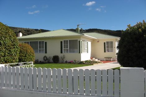 Photo of property in 64 Peel Place, Wainuiomata, Lower Hutt, 5014