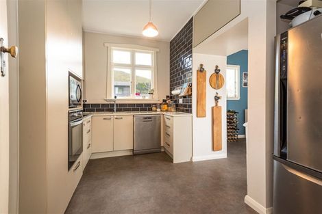 Photo of property in 31 Flavell Street, Heathcote Valley, Christchurch, 8022