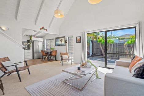 Photo of property in 2/31 Kiteroa Terrace, Rothesay Bay, Auckland, 0630