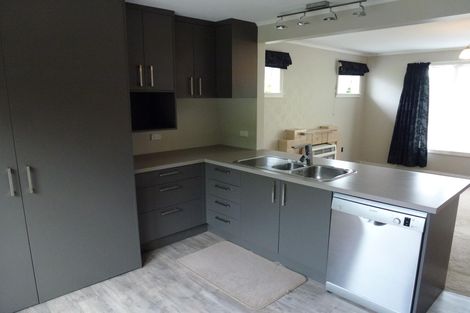 Photo of property in 16 Stirling Crescent, Hokowhitu, Palmerston North, 4410