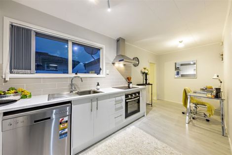 Photo of property in 21 Leaver Place, Weymouth, Auckland, 2103