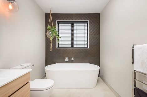 Photo of property in 2 Creekside Drive, Halswell, 8025