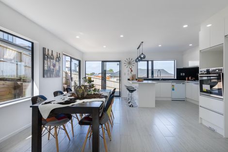 Photo of property in 14 San Casello Rise, Henderson, Auckland, 0612