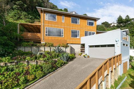 Photo of property in 8 Owhiro Bay Parade, Island Bay, Wellington, 6023