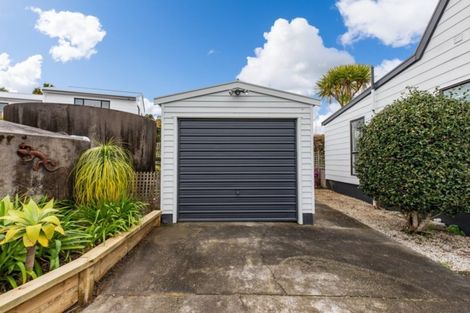 Photo of property in 6b Dobell Road, Stanmore Bay, Whangaparaoa, 0932