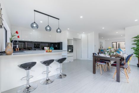 Photo of property in 14 San Casello Rise, Henderson, Auckland, 0612