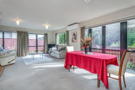 Photo of property in 7a Lyndfield Lane, Newlands, Wellington, 6037