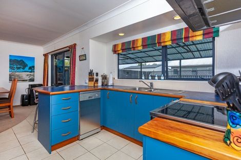 Photo of property in 102 Whitby Place, Whangamata, 3620