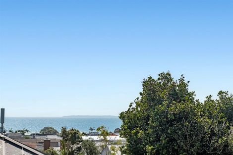 Photo of property in 2/10 Sylvan Park Avenue, Milford, Auckland, 0620