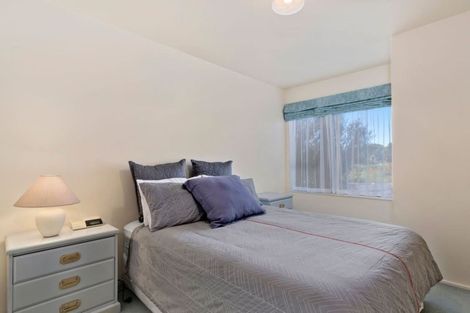 Photo of property in 8 Vinograd Drive, Te Atatu Peninsula, Auckland, 0610