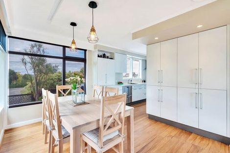 Photo of property in 1/133 Carlisle Road, Northcross, Auckland, 0632