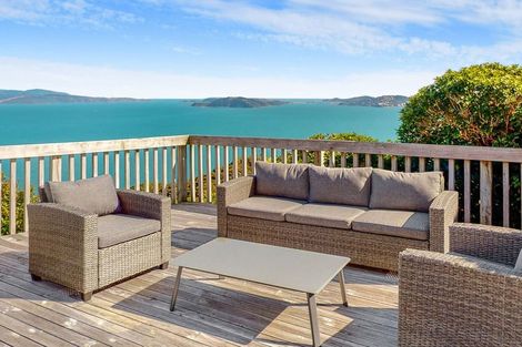 Photo of property in 24 Bennett Grove, Newlands, Wellington, 6037