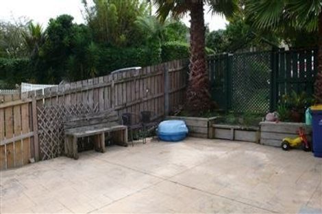 Photo of property in 1/23 Pavola Grove, Glenfield, Auckland, 0629