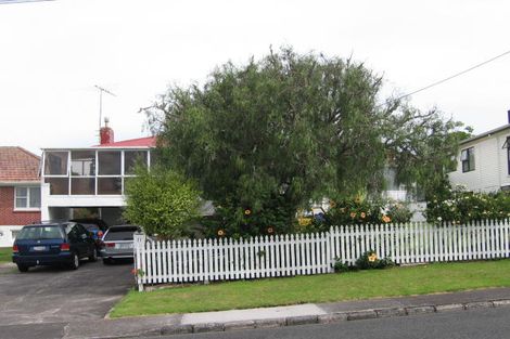 Photo of property in 11 Lyndhurst Road, Te Atatu South, Auckland, 0610