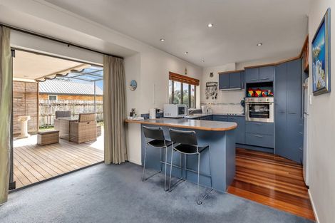 Photo of property in 32 Bermuda Place, One Tree Point, 0118