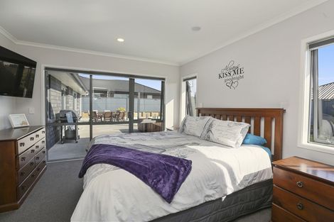 Photo of property in 122 Pohutukawa Place, Waiwhakaiho, New Plymouth, 4312