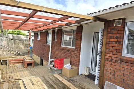 Photo of property in 2/56 Cockayne Crescent, Sunnynook, Auckland, 0620