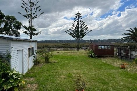 Photo of property in 22 The Terrace, Herald Island, Auckland, 0618