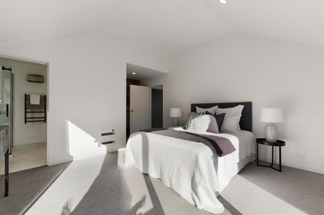 Photo of property in 8 Elizabeth Place, Kelvin Heights, Queenstown, 9300