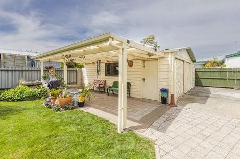 Photo of property in 9 Deakin Place, Clive, 4102
