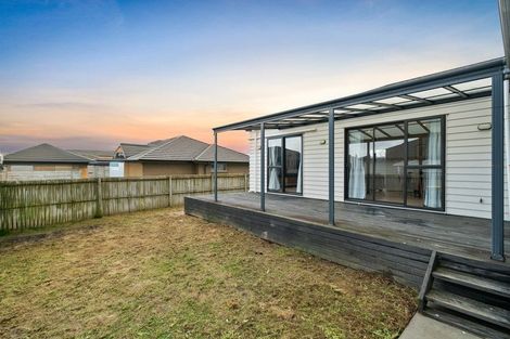 Photo of property in 10 Twin Parks Rise, Papakura, 2110
