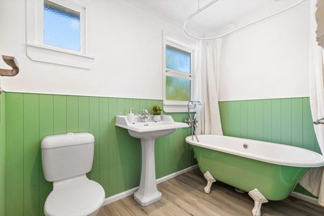 Photo of property in 1 Normandy Place, Henderson, Auckland, 0610